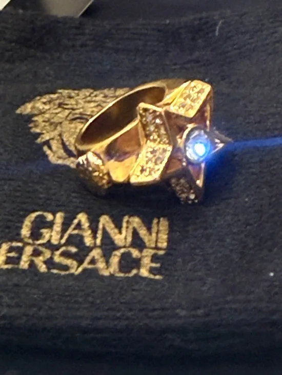 Versace
AUTHENTIC GIANNI VERSACE
SUNBURST RING
Versace Gold Star Ring - Picture 9 of 14